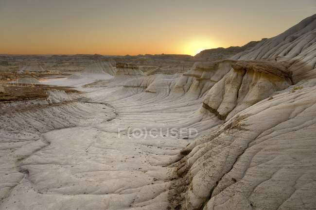 Lever de soleil dans Badlands sur les rochers — Photo de stock