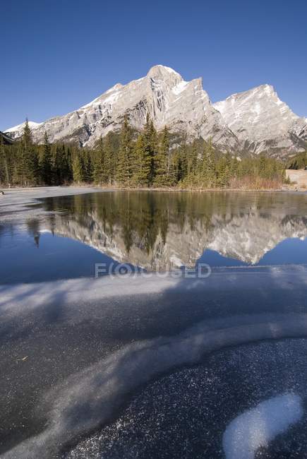 Reflejo de montañas en el agua - foto de stock