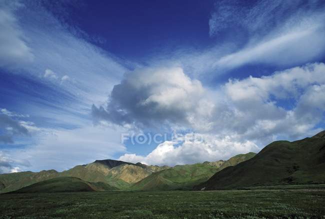 Чугачские горы под небом — стоковое фото