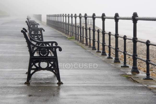 Row Of Benches Overlooking Beach — Stock Photo
