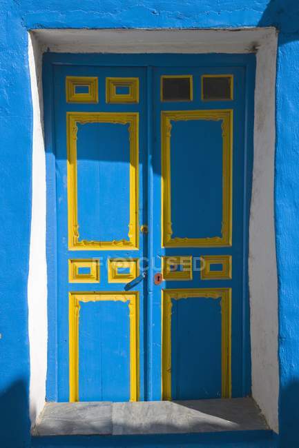 Porta blu e gialla — Foto stock