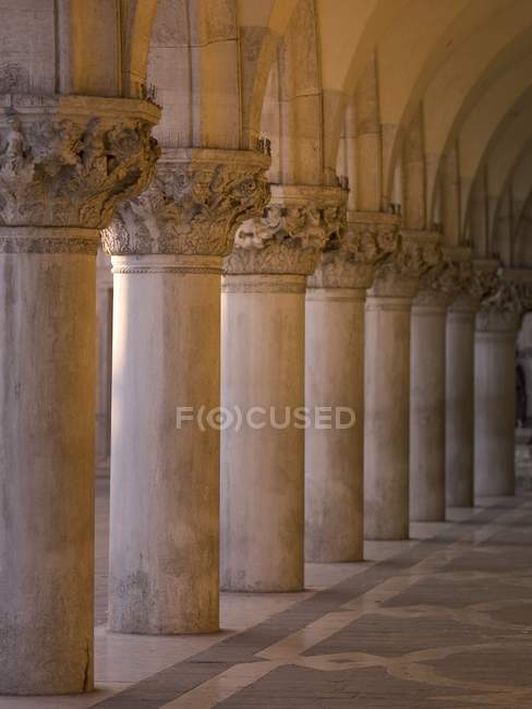 Buildings and columns in Venice — Stock Photo