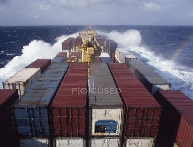 Containerschiff und Regenbogen — Stockfoto
