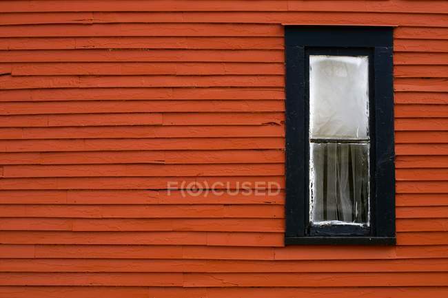 Fenêtre avec cadre noir — Photo de stock
