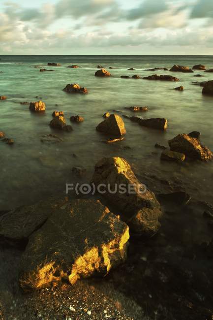 Камни на мелководье — стоковое фото
