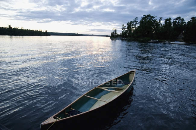 Kanu tagsüber im Wasser — Stockfoto
