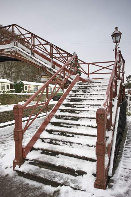 Escalera en invierno con nieve - foto de stock