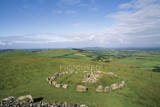 Círculo de pedra em um campo de país — Fotografia de Stock