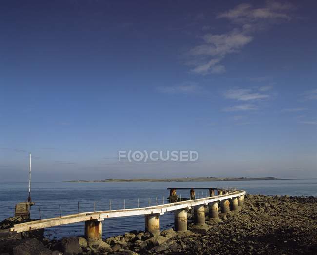 Linea costiera robusta con ponte — Foto stock