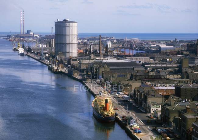 River Liffey and Gasometer — Stock Photo