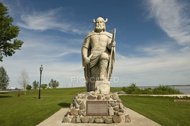 Статуя викинга на поле — стоковое фото