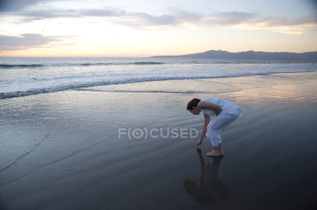 Donna sulla spiaggia. Puerto Vallarta, Messico — Foto stock