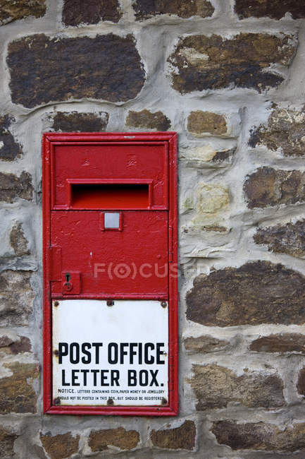 Boîte aux lettres murale rouge à l'ancienne — Photo de stock