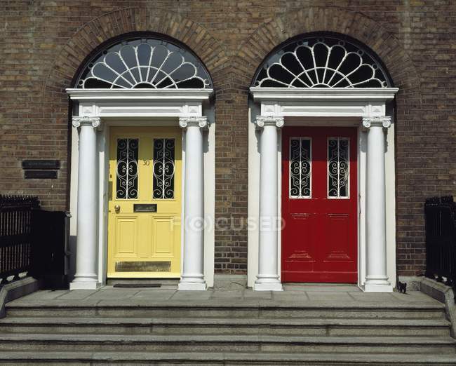 Puerta georgiana en Dublín - foto de stock