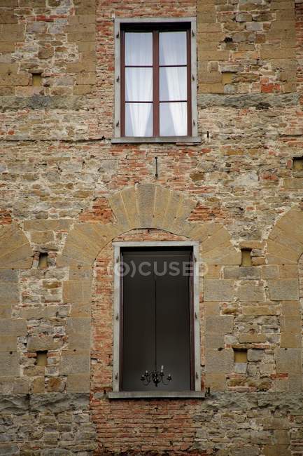 Fenêtres sur un bâtiment en brique — Photo de stock