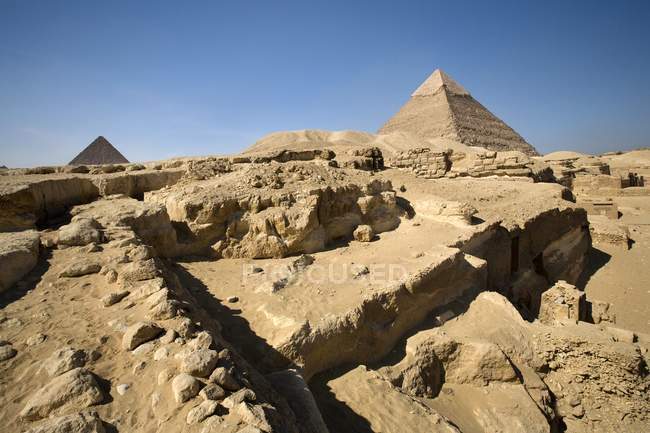 Pirámides en el campo bajo el cielo azul - foto de stock