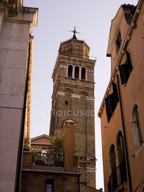 Torre da igreja durante o dia — Fotografia de Stock