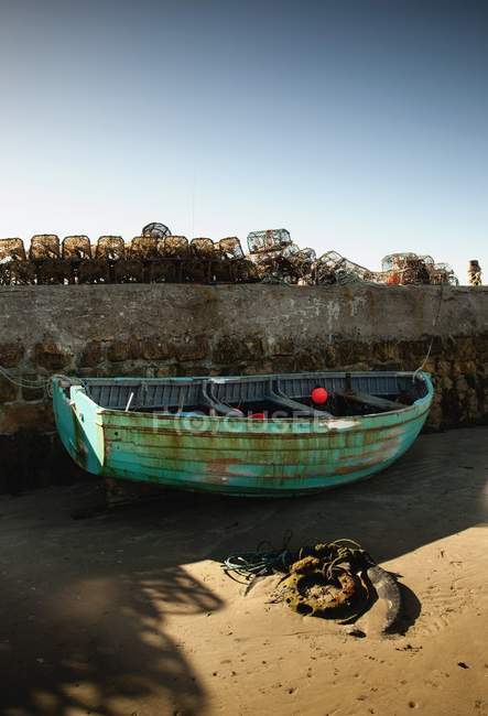 Човен на березі моря, Beadnell — стокове фото