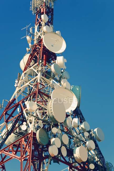 Mastos e antenas de comunicação — Fotografia de Stock