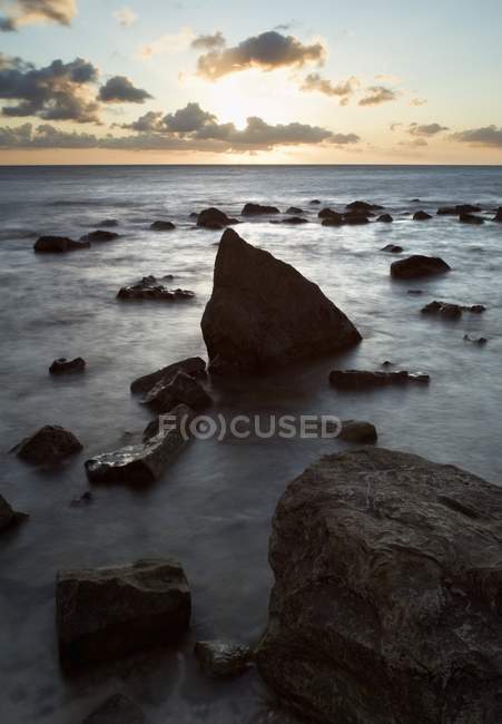 Felsen im flachen Wasser — Stockfoto