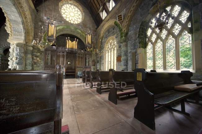 Интерьер церкви со скамейками — стоковое фото