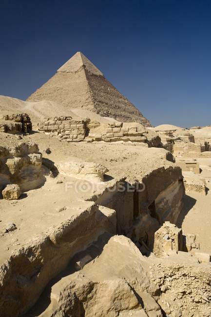 Piramidi contro il cielo blu — Foto stock