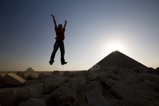 Homem pulando no ar — Fotografia de Stock