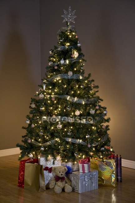 Красива різдвяна ялинка з подарунками — стокове фото