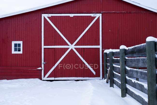 Granero rojo con nieve - foto de stock