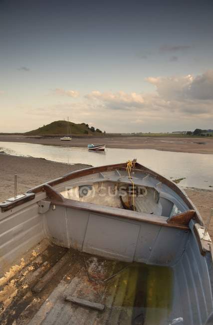 Barco en la costa, Inglaterra - foto de stock