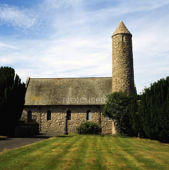 Церковь Савла на зеленой траве — стоковое фото