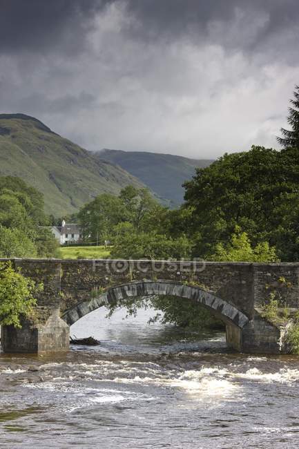 Ponte sobre a água, Escócia — Fotografia de Stock
