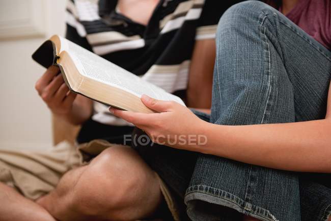 Bíblia de leitura de casal juntos — Fotografia de Stock