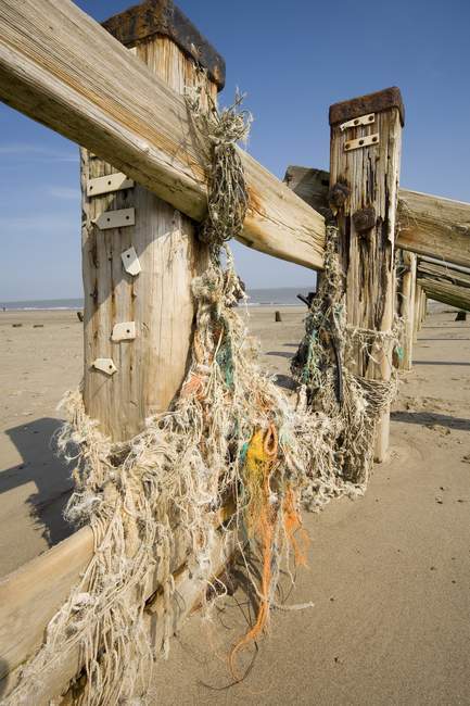 Recinzione in legno abbandonata sulla spiaggia — Foto stock