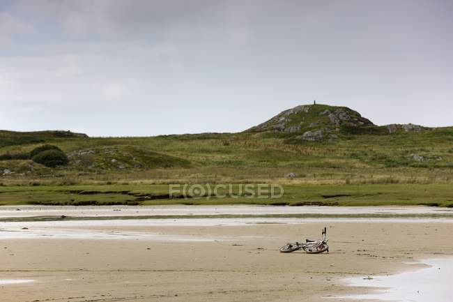 Велосипед на песчаном пляже, Шотландия — стоковое фото