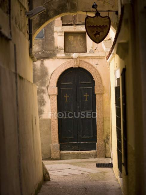 Вид на арку и дверь — стоковое фото