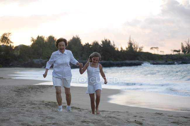 Grand-mère et petite-fille marchant sur la plage. Maui, Hawaï, États-Unis — Photo de stock