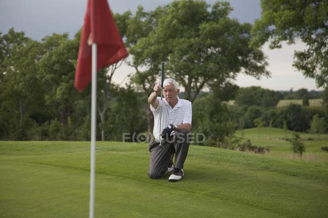 Senior caucásico hombre golfing en curso - foto de stock