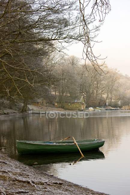 Ruderboot sitzt am Ufer — Stockfoto