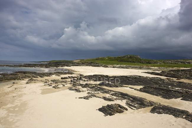 Nuvens escuras sobre praia — Fotografia de Stock