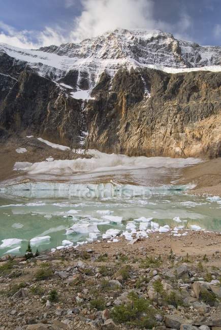 Mount edith cavell, cavell see — Stockfoto