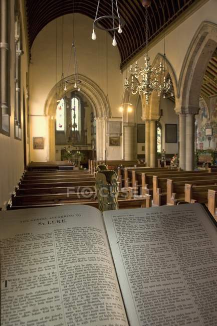 Intérieur de l'église avec Bible — Photo de stock