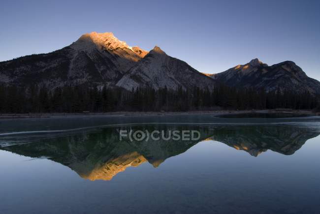 Imagem espelhada de uma montanha na água — Fotografia de Stock
