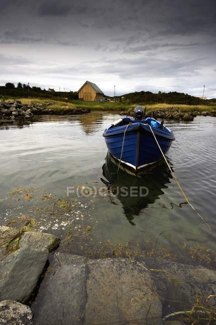Barco en el agua, Escocia - foto de stock