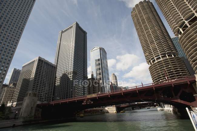 Vista de Chicago y el puente - foto de stock