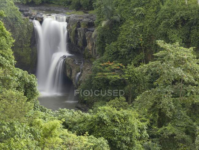 Landschaft des Wasserfalls in Bali — Stockfoto