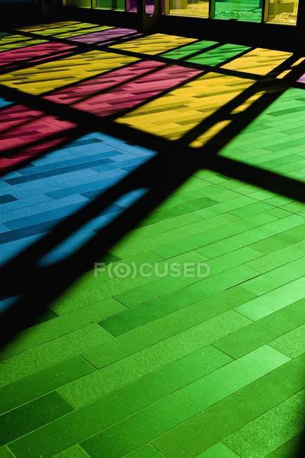 Fenêtres colorées dans l'église — Photo de stock