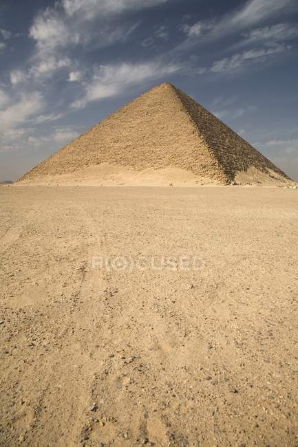 Pirámide roja en el desierto - foto de stock