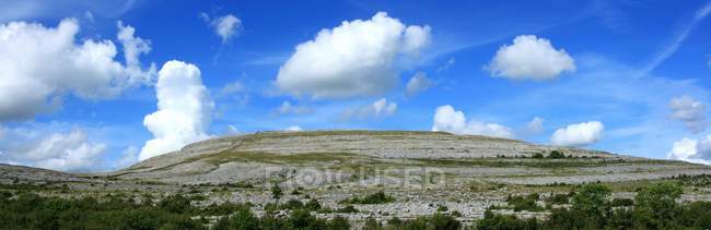 Hill during daytime against sky — Stock Photo