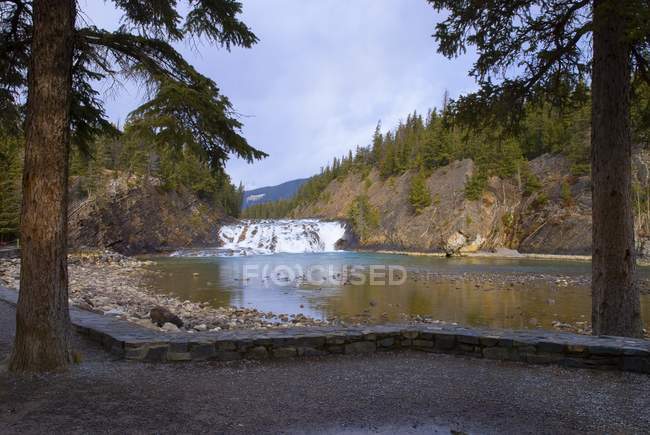 Bow Falls against lake — Stock Photo